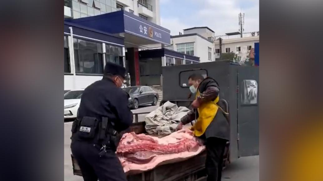 市民路上捡到200斤猪肉报警归还 ：失主带着锦旗道谢