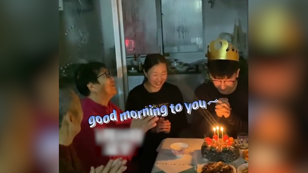 奶奶给孙子唱生日歌唱成“早上好”