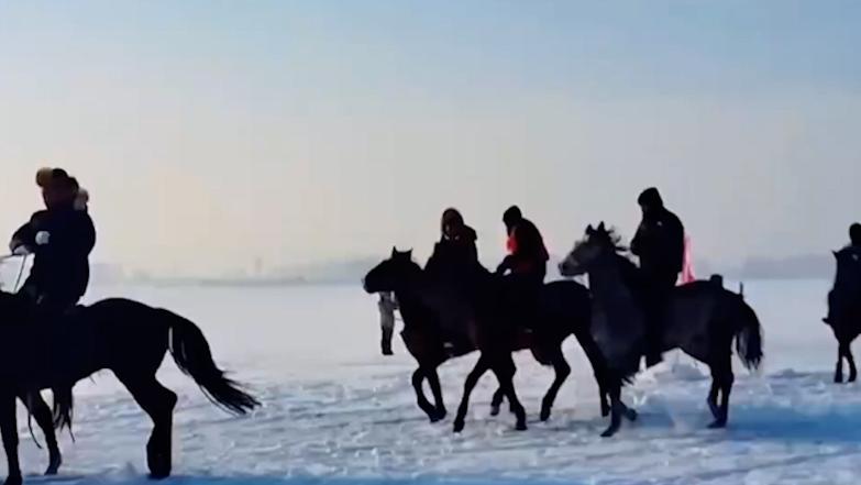 內(nèi)蒙古：雪地賽馬點(diǎn)燃游客熱情