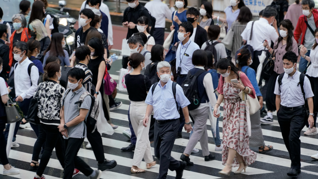 日本首相：拟于今年春天把新冠下调为流感级别