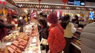 “老字号”美食太火爆，上海市民寒风中排队买年货