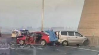 今晨上海申嘉湖高速闵浦大桥下坡路段8车相撞，3人送医
