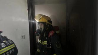 取暖器起火老人被困民房，消防担架救出