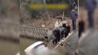 夫妻开车坠河，村民撑船火速营救