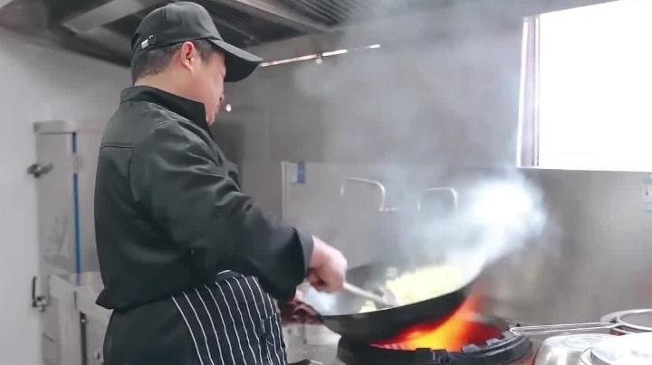 安徽肥东打造县域养老中央厨房，为老人提供就近就餐服务