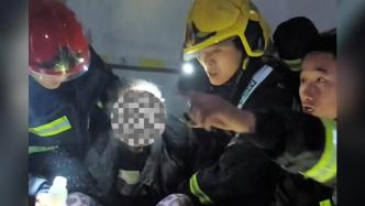 居民家中着火，消防员从火场救出被困老人