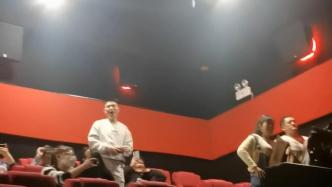 观众在电影散场后朗诵《满江红》，拍摄者：有人鼓掌叫好