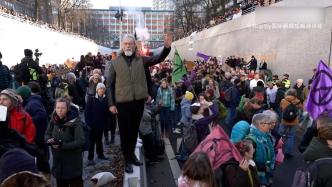 荷兰数百名气候人士堵路抗议，要求加强环保改革