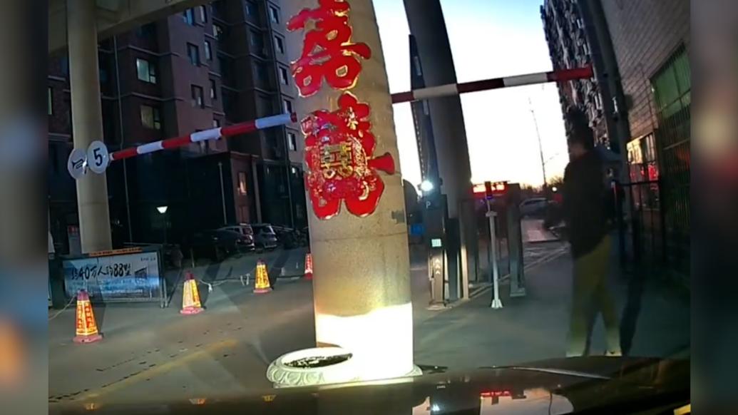 山东大哥手动抬杆帮救护车通行_@所有人_澎湃新闻-The Paper