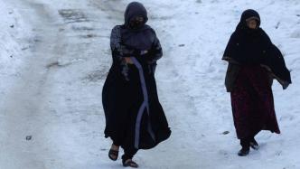 寒冬来袭！阿富汗民众缺少取暖设备，生活雪上加霜