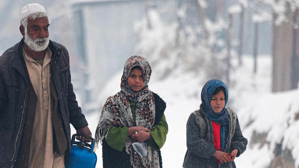 寒冬袭击阿富汗！民众缺少取暖设备，生活雪上加霜