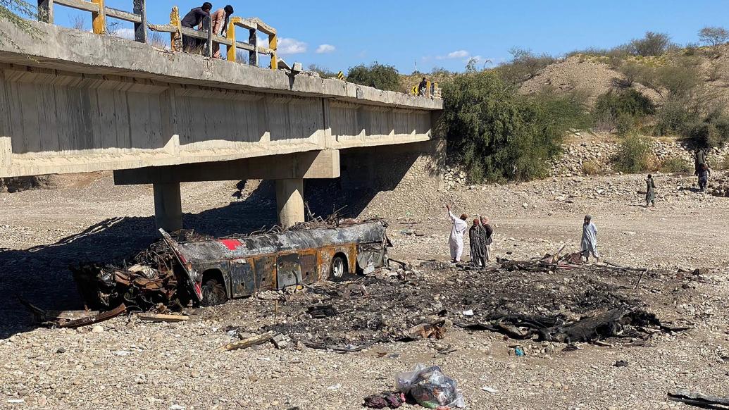 巴基斯坦一客车坠桥后起火，造成至少40人死亡