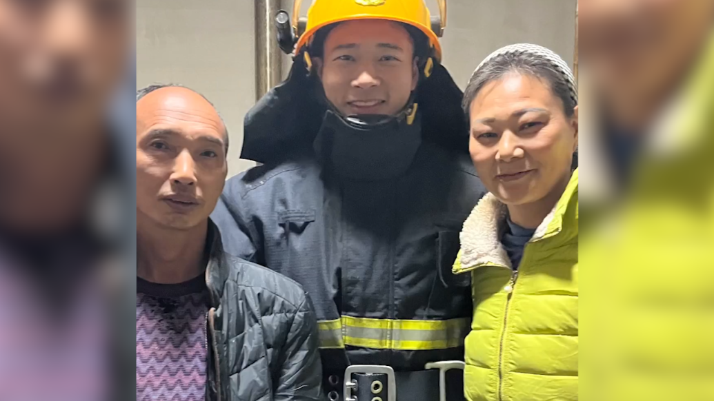 消防員執勤結束路過家門口看望父母