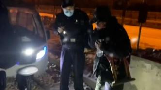 八旬老人雪夜迷路，民警幫其找家