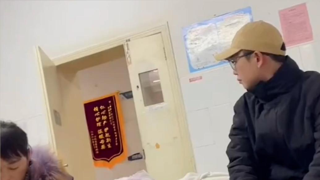 姐姐生完孩子后，弟弟还在后怕不愿看宝宝