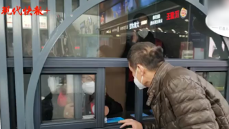 苏州火车站广场核酸采样亭“变身”就业小站