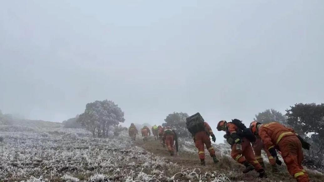 昆明东川瓦岗寨村山火已扑灭：投入一千余人，无人员伤亡