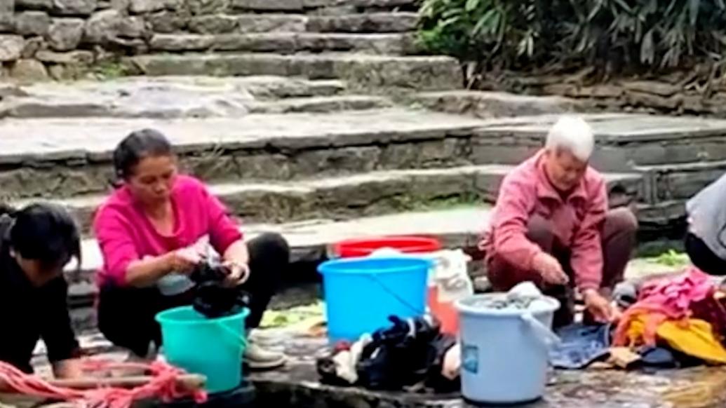 黄姚古镇回应“居民在景区河边洗衣服”：原住民的生活气息