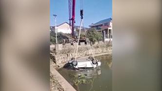 小车坠水塘倒扣5人被困，男子拜年途中停车下水与人合力救出