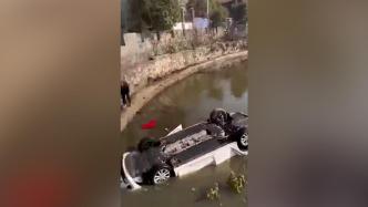 小车坠水塘5人被困，男子拜年途中停车下水救人