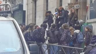 法国巴黎学生封堵学校入口，抗议政府养老金改革