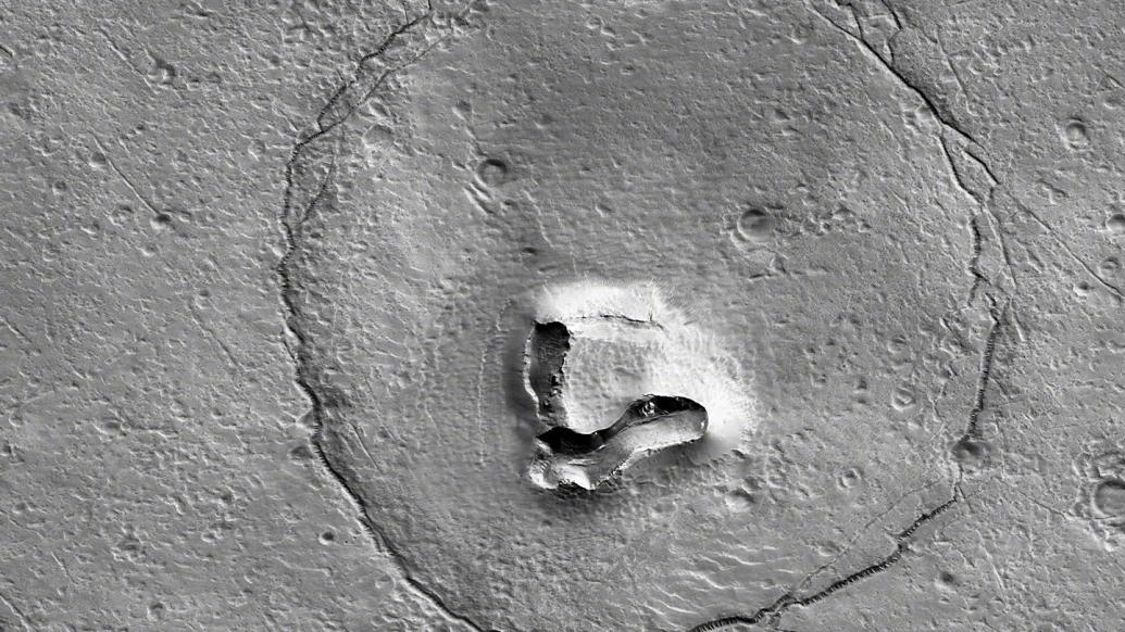 NASA公布火星表面照片似“泰迪熊”臉，熊鼻子或是火山口