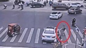 上海街头一女子闯红灯被车主训斥后，竟踹车吐口水躺路中央……