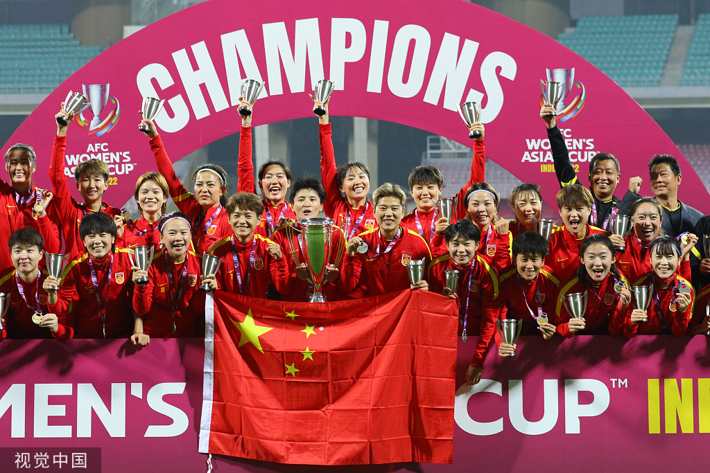 当地时间2022年2月6日，印度新孟买，女足亚洲杯决赛，中国3-2韩国，完成大逆转夺冠，颁奖仪式上中国女足球员捧杯合影。视觉中国 资料图