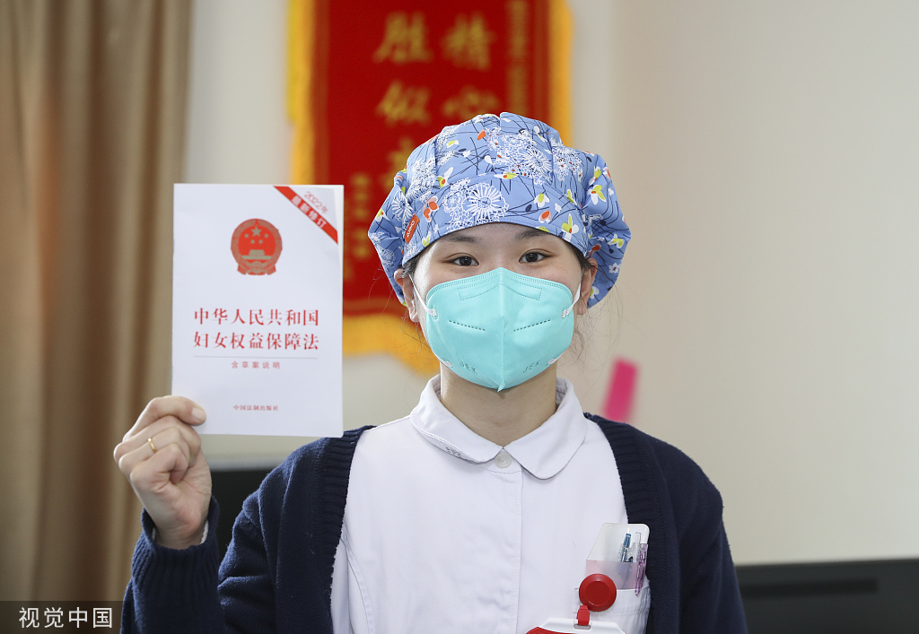 2023年1月1日，江苏淮安市第三人民医院护师周蓓蓓展示新修订的《中华人民共和国妇女权益保障法》读本。视觉中国 资料图