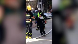 消防员收队9岁男孩狂塞沃柑，男孩父亲：他平时就很热情