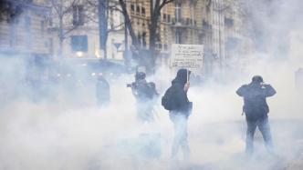 提高退休年龄遭抗议，法国巴黎安全部队用催泪瓦斯驱赶示威者