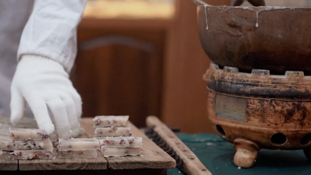 海派“土特產(chǎn)”梨膏糖甜出“新味道”