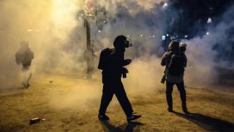 法国巴黎安全部队使用催泪瓦斯驱散抗议人群