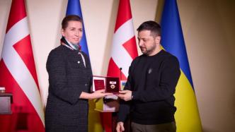 丹麦首相访问乌克兰，与泽连斯基共同探望伤兵