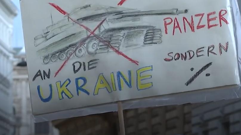 奥地利民众在德国大使馆前集会，抗议德国向乌克兰提供坦克