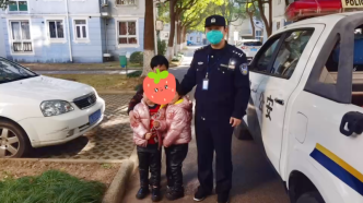双胞胎小女孩溜出小区迷路，警察蜀黍急忙送回到奶奶手中