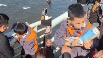 父母帮男孩抓海鸥塞塑料罐，昆明警方：已要求涉事者写悔过书