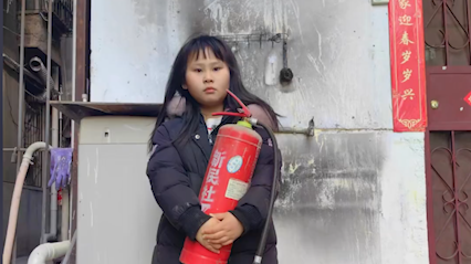 居民楼起火，8岁小姑娘抱来灭火器帮忙