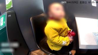 杭州3岁萌娃独自外出买饮料喝，超淡定指挥警察叔叔送其回家
