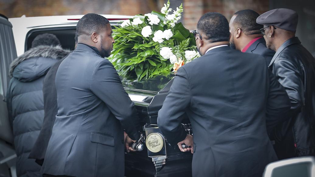一场追悼会，揭出美国警察制度性种族歧视的痼疾