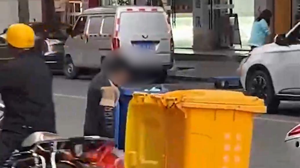 10岁男孩街头翻垃圾桶，社区：智力有问题