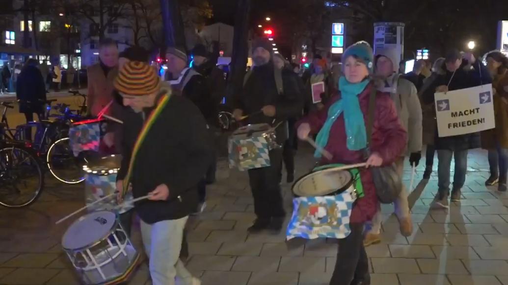 德国慕尼黑数百民众走上街头游行，抗议政府向乌克兰运送武器