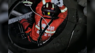 男子被埋压深井，云南消防队员用身体挡住落石