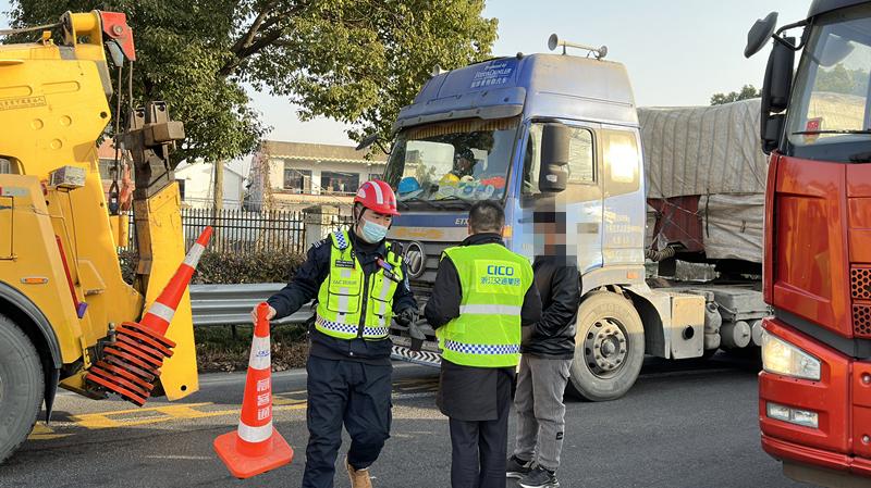 嘉兴一半挂车因故障无法启动，高速救援免费送至维修点