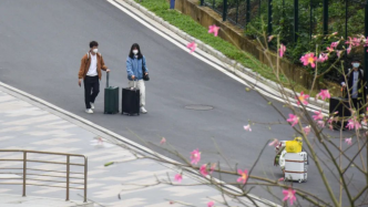 广州一高校恢复正常开学并允许家长入校，此前曾宣布延迟两周返校