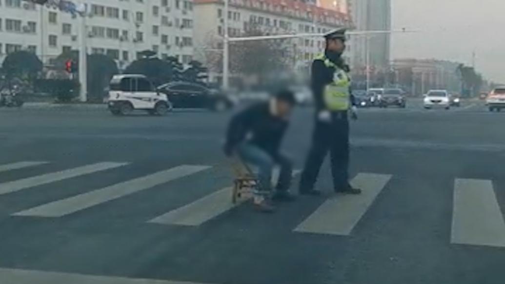 行动不便男子缓慢过马路， 交警一旁默默“保驾护航”