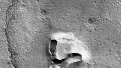 火星表面发现奇特地貌酷似熊脸