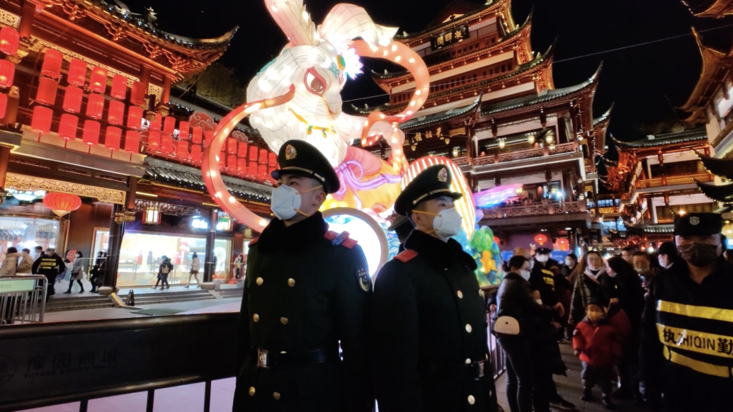 上海豫园迎来元宵大客流，武警执勤守团圆