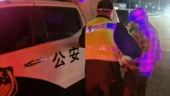 粗心父亲将儿子落在高速出口，高速交警护送孩子追上大巴车