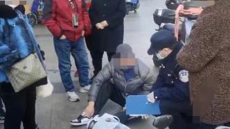 杭州一男子买菜回家路上晕倒，巡逻辅警冲过去一把扶起